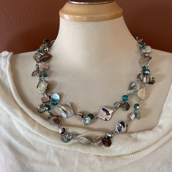 beautiful Lia Sophia metal and bead designer necklace. - Picture 3 of 6